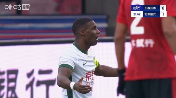 法比奥单刀球过掉门将后构兵倒地，主裁判和VAR认定不是点球