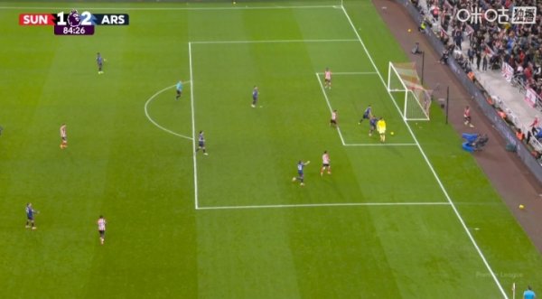 名地方！拉亚扑出布罗比近距离射门后“脱线”，队友领导下找到球